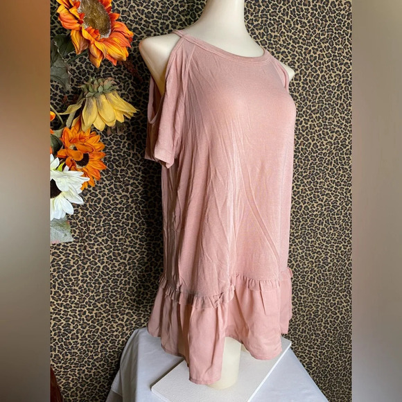 🌴3/$30🌴DOE & RAE Mauve Rayon Cold Shoulder Ruffle Flare Top NWT - Picture 2 of 8